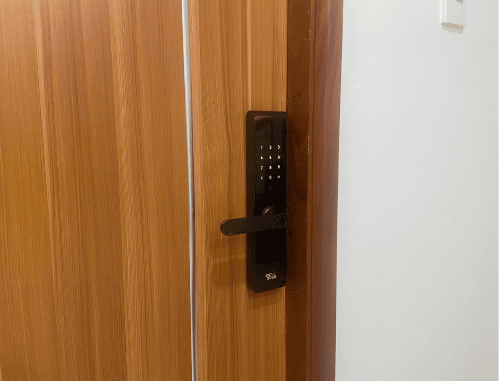 Lắp đặt khóa thông minh SL01-T430H tại công ty LogicBUY Technology Group (2)